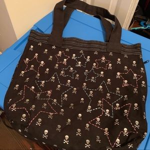 Black skulls tote bag
